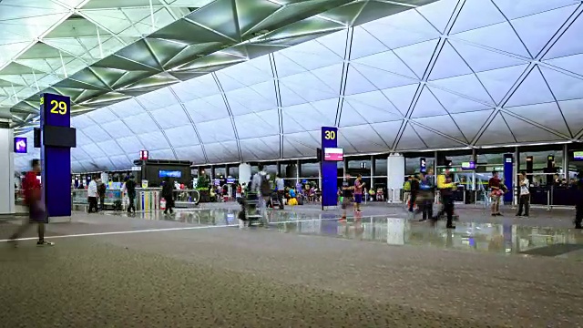 旅客在机场行走视频素材