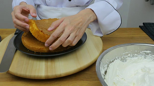 厨师的装饰蛋糕，将蛋糕分成两层视频下载
