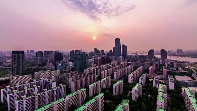 从日落到夜景，在Yeouido公寓大楼视频素材