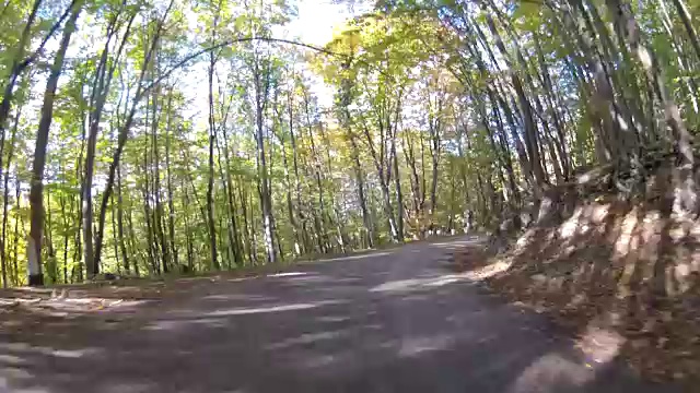穿过丘陵地带的老路，GoPro视频下载