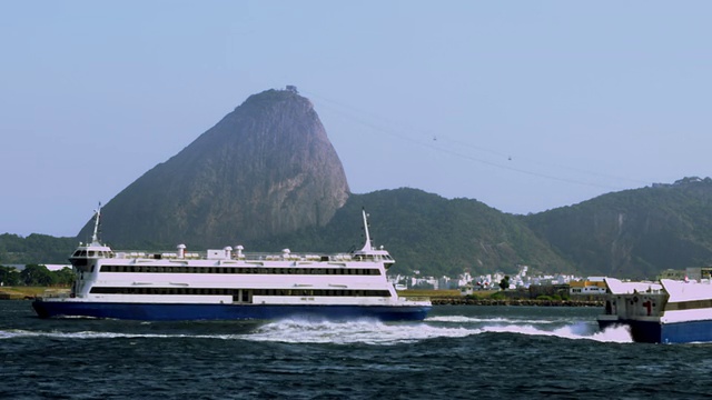 渡船经过糖面包山，商业航班降落在里约热内卢机场视频下载