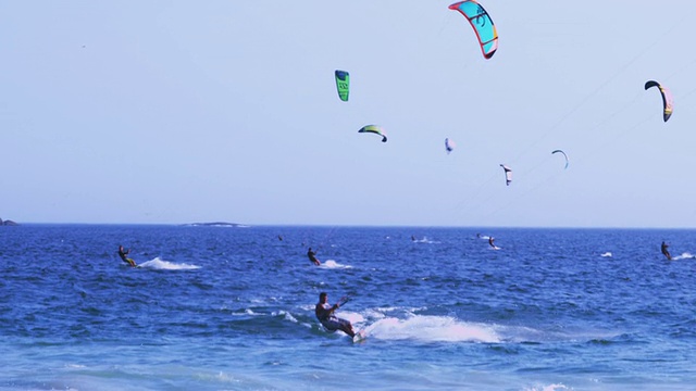 远射许多风筝冲浪者在蓝色的大海上-美好的前景跳跃在最后视频下载