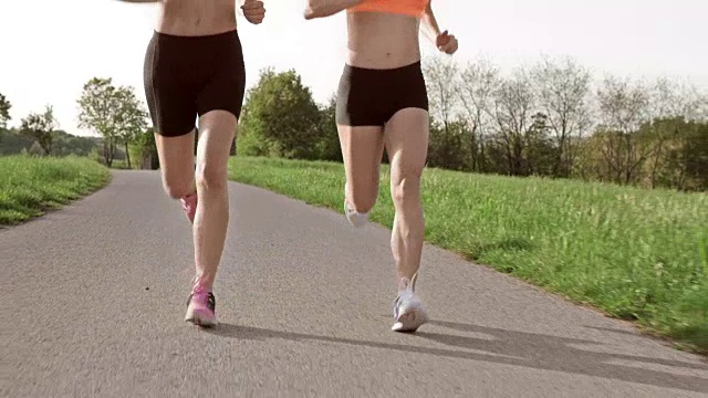 两个女人微笑着跑着视频素材