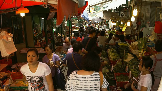 MS Shot of Busy Hong Kong Market /香港，中国视频素材