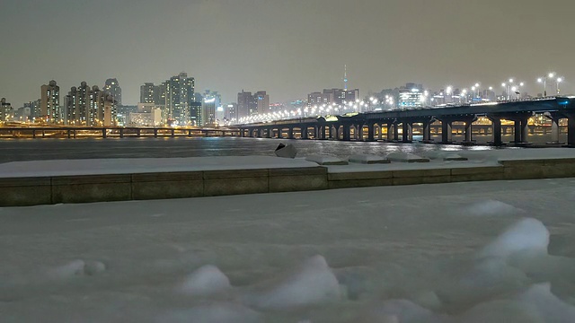 WS POV T/L白雪覆盖的韩港河周围的maapodaegyo桥地区/韩国首尔视频素材