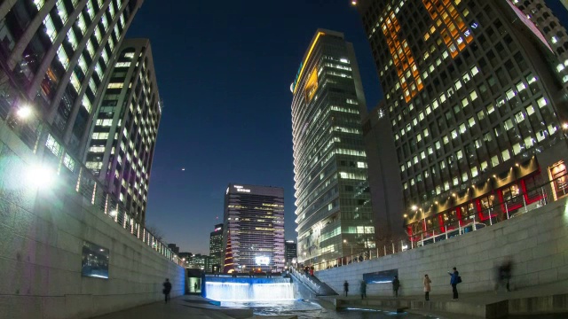 MS T/L TU拍摄清溪川(城市居民和游客的著名景点)夜景/韩国首尔视频素材