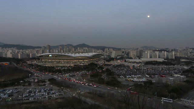 WS T/L ZI首尔世界杯体育场夜景(设计代表传统韩国风筝的形象)和交通移动/首尔，韩国视频素材