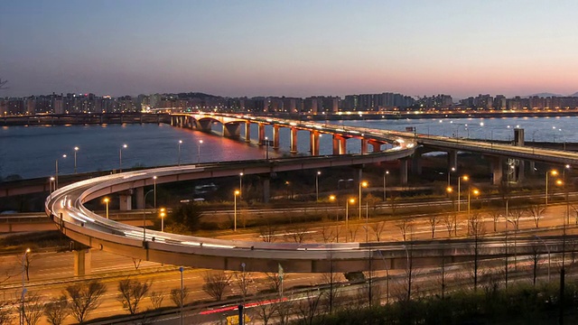 WS T/L ZI View of Traffic moving and Nightscape at Gangbyeonbungno(汉江高速公路)Bridge / Seoul, South Korea视频素材