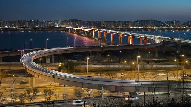 WS T/L View of Traffic moving and Nightscape at Gangbyeonbungno(汉江高速公路)Bridge / Seoul, South Korea视频素材