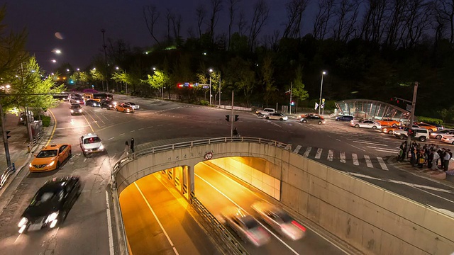 韩国首尔地下通道的WS T/L交通夜景视频素材