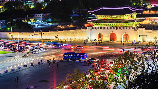 韩国首尔，京福宫(gyeongbokung Royal Palace)前的交通画面视频素材