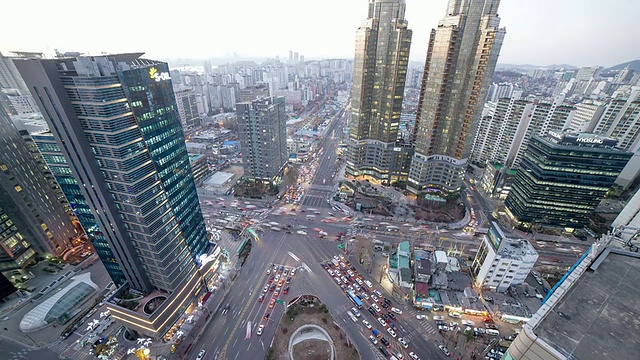 韩国首尔，日落时分，公德五道路口的WS HA TD T/L交通镜头视频素材