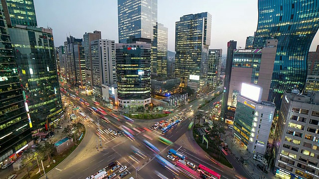 韩国首尔，夜间江南站十字路口的交通状况视频素材
