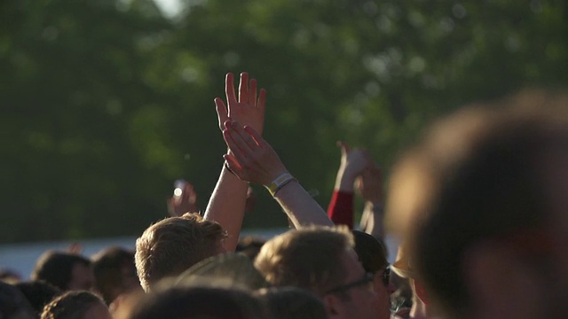 MS SLO MO拍摄的节日人群举手在手腕上鼓掌的节日乐队/维多利亚公园，伦敦，英国视频素材
