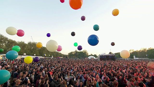 MS TS POV拍摄的节日人群将五颜六色的大气球撞向天空/维多利亚公园，伦敦，英国视频下载