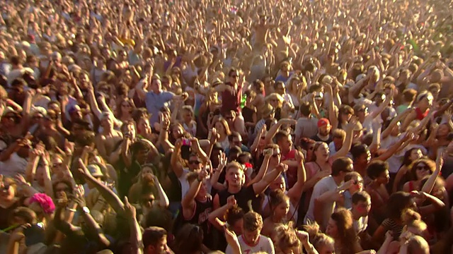 英国伦敦维多利亚公园，日出时人群疯狂举起双手视频下载
