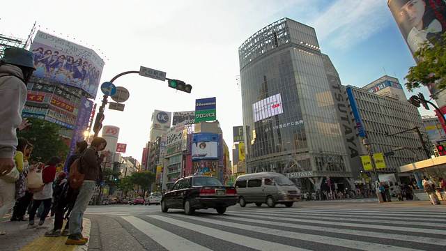 WS T/L LA在日本东京涩谷街道上行走的人和奔跑的汽车视频素材