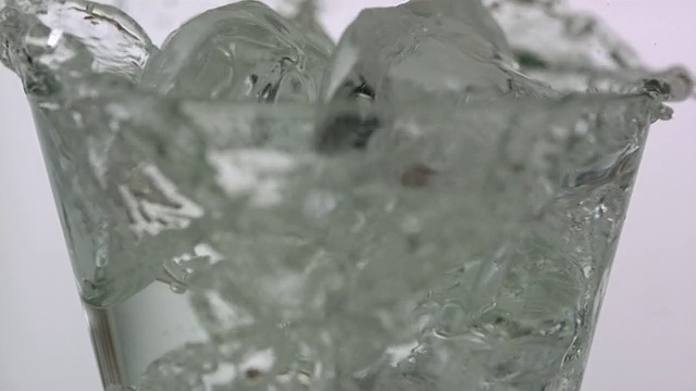 ECU SLO MO冰块落入玻璃杯/加拿大安大略省多伦多视频素材