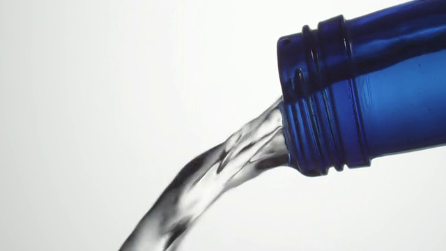 ECU SLO MO从蓝瓶口流出的水/加拿大安大略省多伦多视频素材