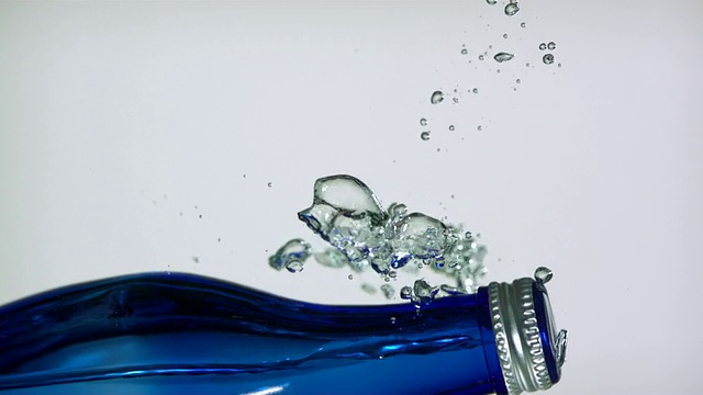 CU SLO MO拍摄的蓝色瓶子在水中下沉/加拿大安大略省多伦多视频素材
