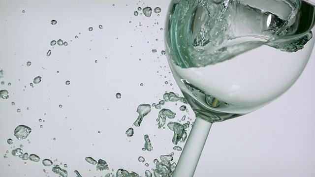 CU SLO MO的酒杯在水中下沉/加拿大安大略省多伦多视频素材
