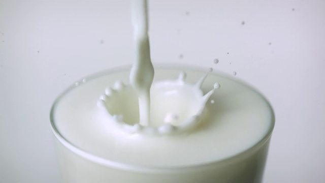 CU SLO MO Shot of将牛奶倒入玻璃杯/加拿大安大略省多伦多视频下载