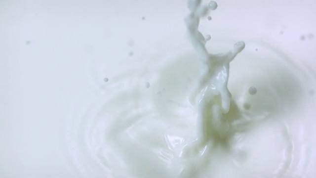 CU SLO MO的绿葡萄落入牛奶/多伦多，安大略省，加拿大视频素材
