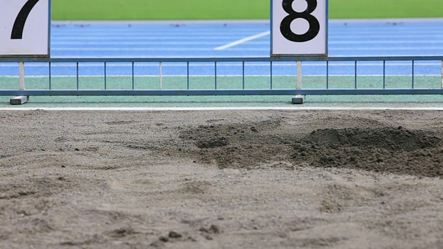 男子跳远运动员在日本东京的沙坑降落视频素材