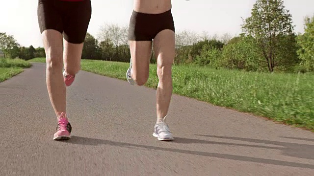 两个女性朋友享受她们的跑步视频素材