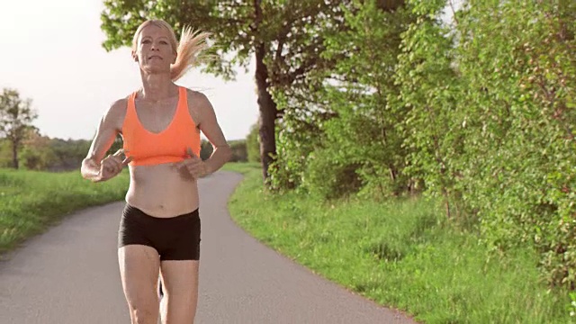 SLO MO TS女跑步者享受她的日常跑步视频素材