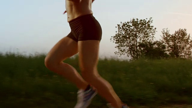 SLO MO TS女马拉松运动员在日落奔跑视频素材