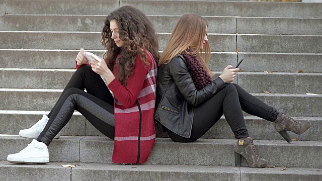 两个女孩用智能手机视频素材