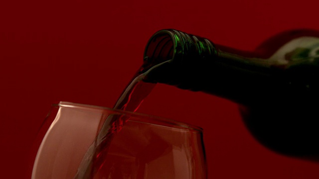 葡萄酒倒入酒杯视频下载