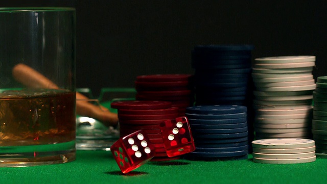骰子和筹码一起落在赌桌上视频下载