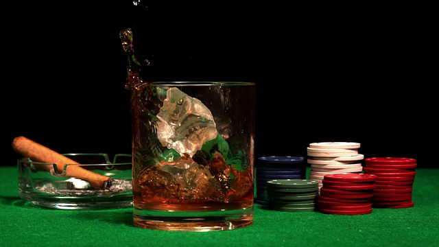 冰块掉进赌场桌上的威士忌酒杯里视频下载