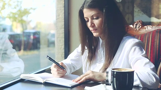 商业年轻女子写笔记。视频素材