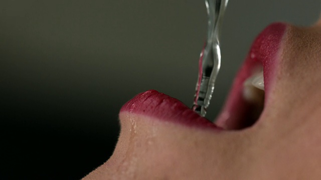 水流入张开的嘴巴视频素材