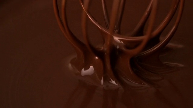 搅入融化的巧克力视频素材