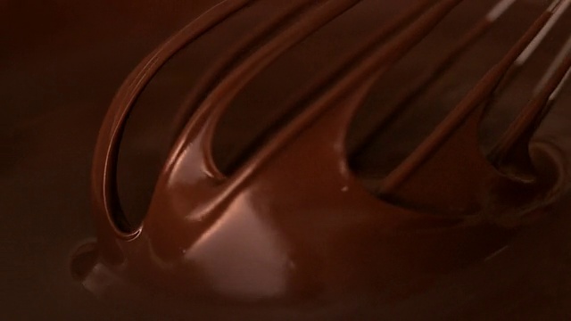 搅入融化的巧克力视频素材
