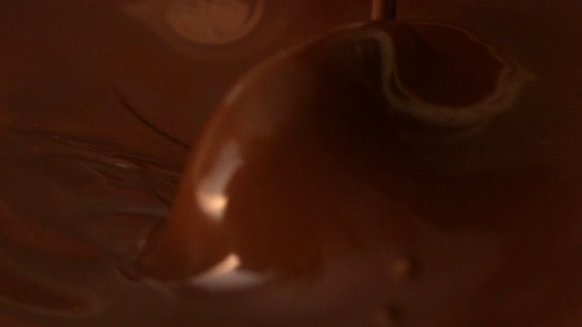 勺子在融化的巧克力里移动视频素材