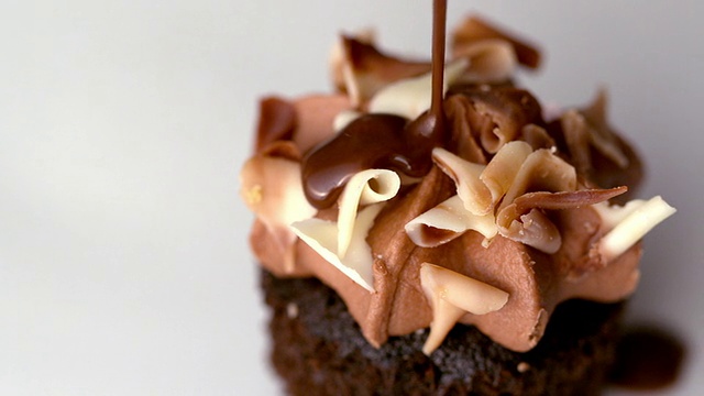 巧克力酱浇在松饼上视频素材