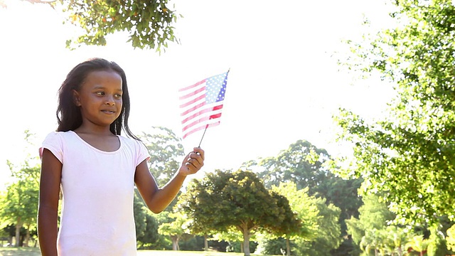 小女孩挥舞着美国国旗视频素材