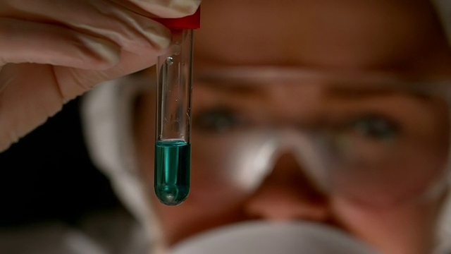 科学家在试管里搅拌蓝色液体视频素材