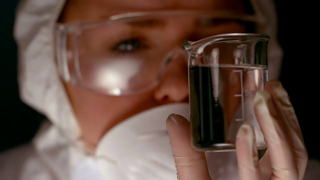 科学家在烧杯中检查和旋转化学物质视频素材