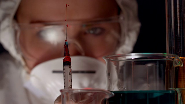 科学家喷射红色化学注射器视频素材
