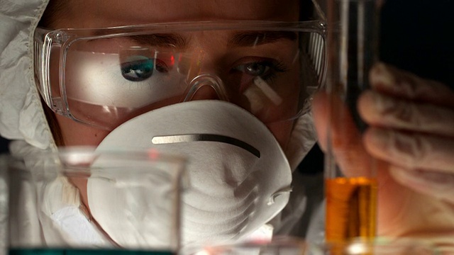 科学家在试管中检查液体视频素材