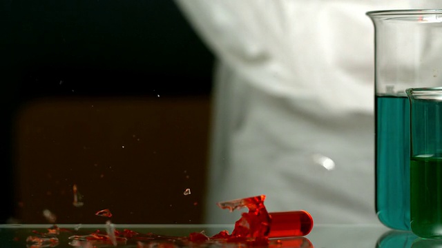 红色化学物质的试管掉落和粉碎视频素材