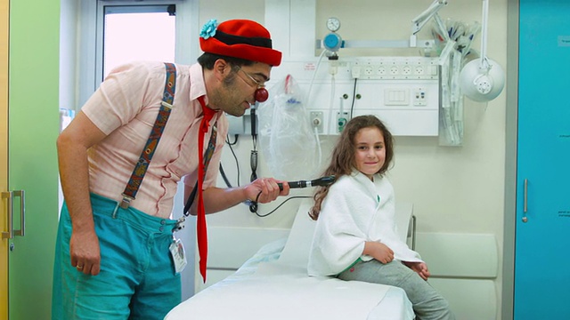 小丑逗医院里的女孩开心视频素材