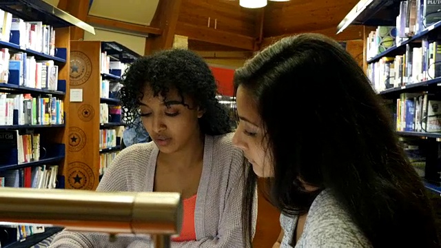 两名STEM高中女学生一起完成作业视频下载