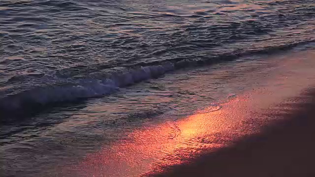 海浪拍打着江门海滩视频下载
